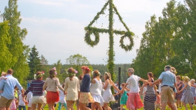 Merayakan Midsummer, Tarian dalam Lingkaran Ceria