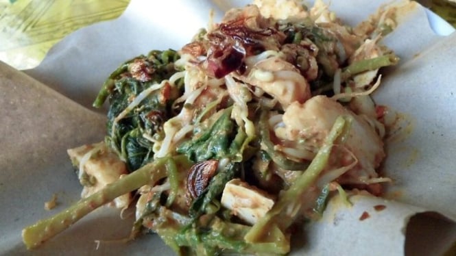 Tipat Cantok, salad khas Bali dengan bumbu kacang