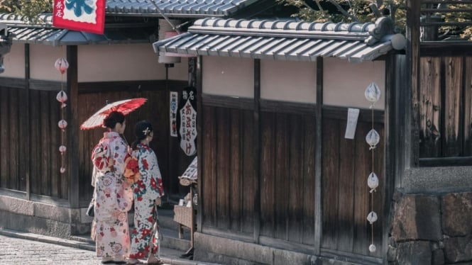 Ilustrasi warga Jepang sedang memakai payung.