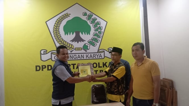 Tim Heri Prihatin Saat Menyerahkan Berkas Pendaftaran
