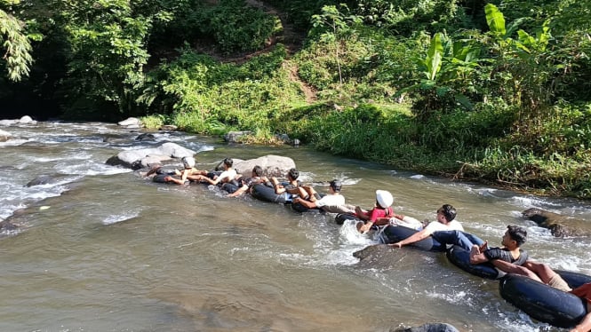 Keseruan wisata river tubing di Desa Aik Berik.