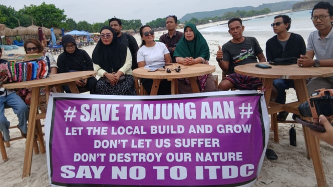 Para pengusaha di pantai Tanjung Aan saat menolak