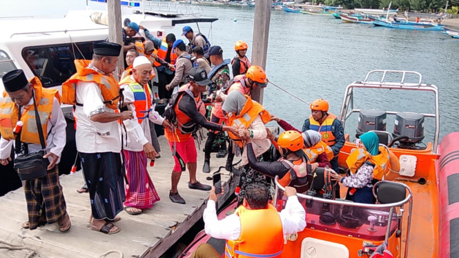 Ratusan Penumpang KMP Gerbang Samudra 2 dievakuasi