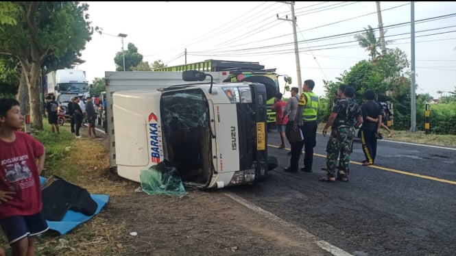 Truk Box Baraka Express Terguling di Wongsorejo, Banyuwangi