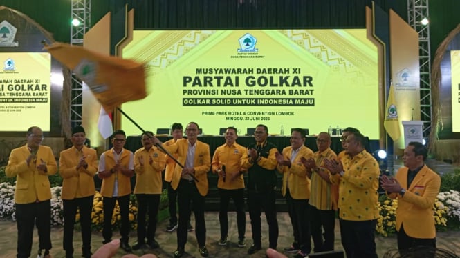 Ketua DPD Terpilih Mohan Roliskana Mengibarkan Bendera