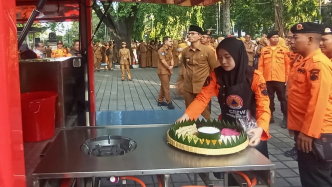 Walikota Mataram Terima Bantuan Mobil Dapur Umum dari BNPB