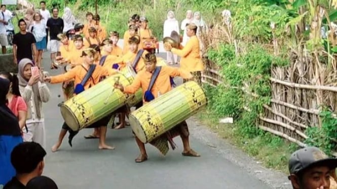 Warga Dusun Mangsit kenakan pakaian adat Sasak