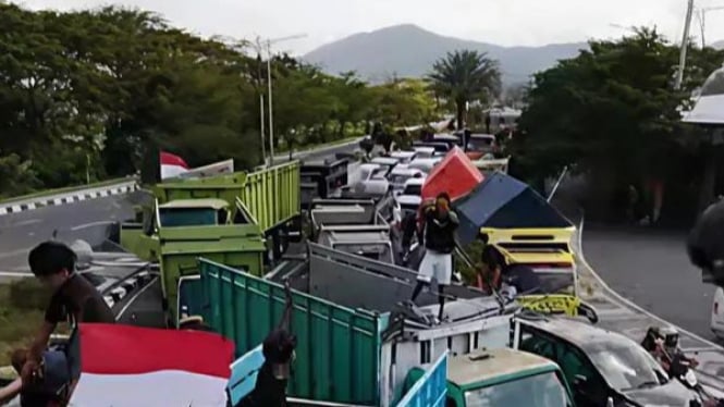 Truk padati Bundaran Gerung, Lobar, tolak aturan ODOL