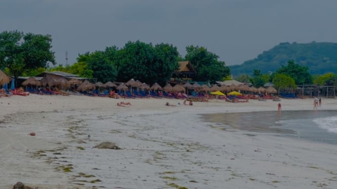 Pantai Tanjung Aan di desa Kuta, Pujut, Lombok Tengah