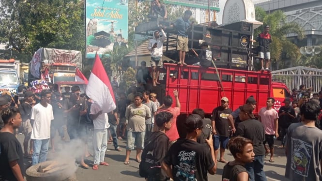 Masa Aksi Driver Truck Bakar Ban Luapkan Kekecewaan