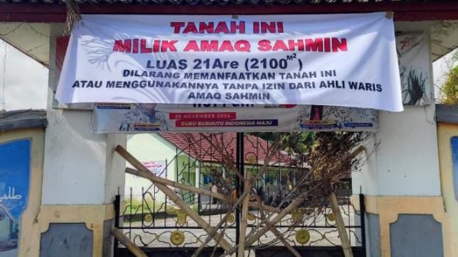 Gerbang SDN 1 Pengenjek yang disegel warga