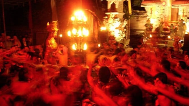 Tari Kecak Khas Bali yang menjadi Pertunjukan Menarik bagi Wisatawan