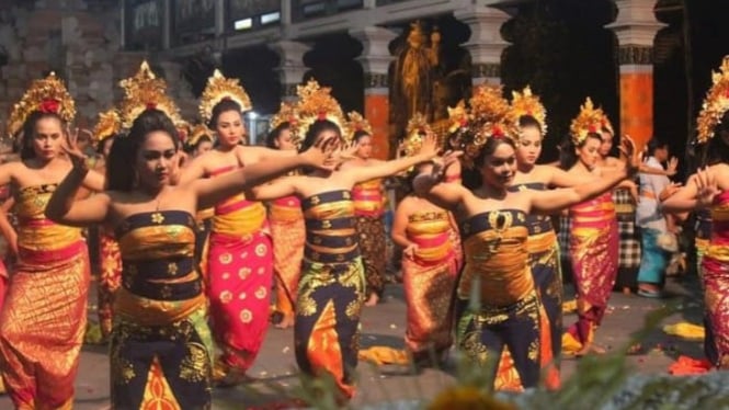 Gerakan anggun penari di Batuan