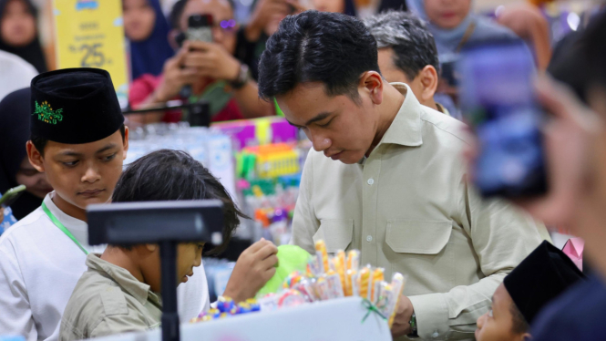 Wapres Gibran Traktir 100 Anak Yatim Belanja Peralatan Sekolah