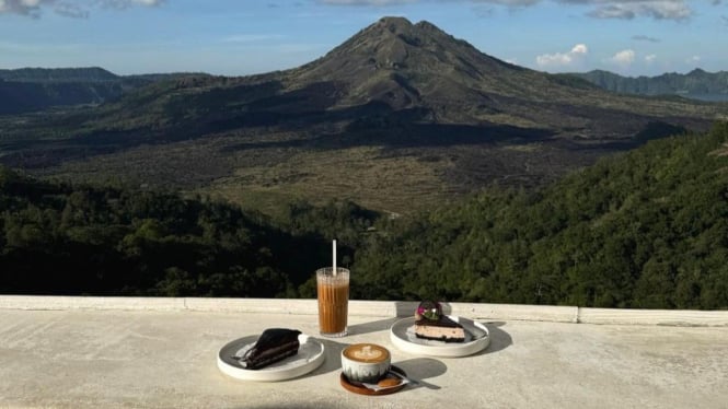 sajian di Montana Del Cafe, Kintamani dengan pemandangan Gunung Batur