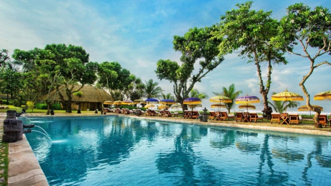 Kolam renang utama Oberoi Bali