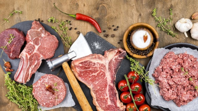 Berbagai Macam Daging, dengan Bumbu dan Tomat