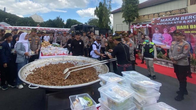Masak besar bersama Bobon Santoso di Polres Lombok Tengah