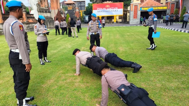 3 Personel Polda Bali terjaring razia disiplin dihukum push up