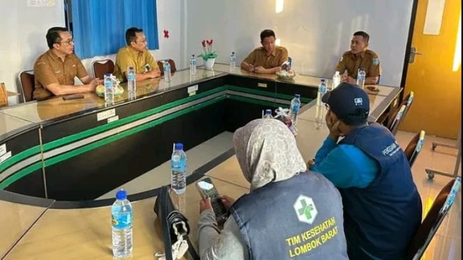 Petugas ambil sampel darah warga di Desa Penimbung