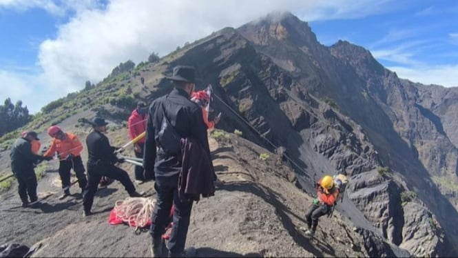 Proses evakuasi WNA Brasil yang jatuh di Rinjani
