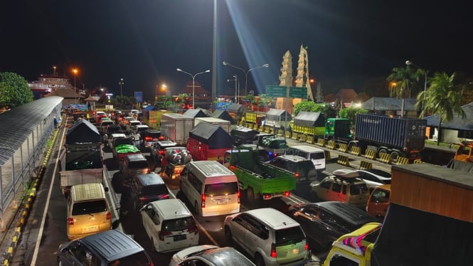 Antrian kendaraan didalam Pelabuhan Gilimanuk