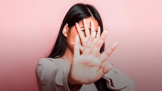 Potret seorang wanita yang menatap malu