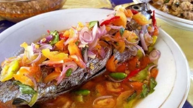 Sambal colo-colo khas Maluku disajikan bersama ikan goreng