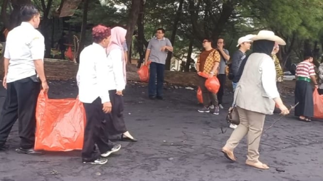 Forum Pembauran Kebangsaan Banyuwangi Gelar Aksi Bersih