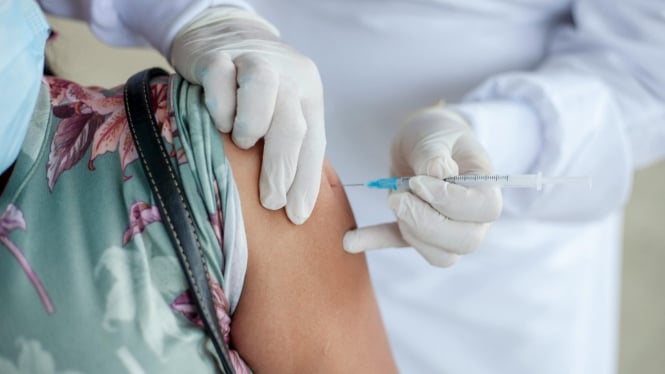 Ilustrasi petugas medis saat melakukan pemberian vaksin HPV.