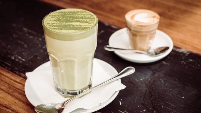 Matcha latte hangat siap disajikan