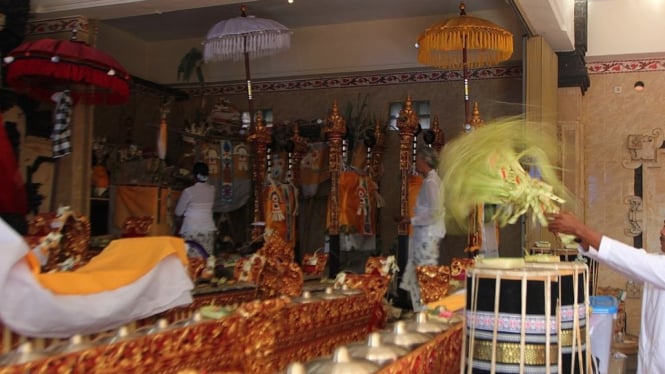 Upacara pemalaspasan gamelan di Bali