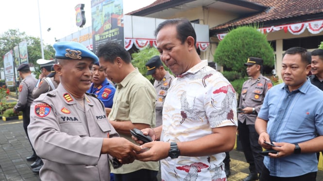 Pemeriksaan HP personil Polres Jembrana