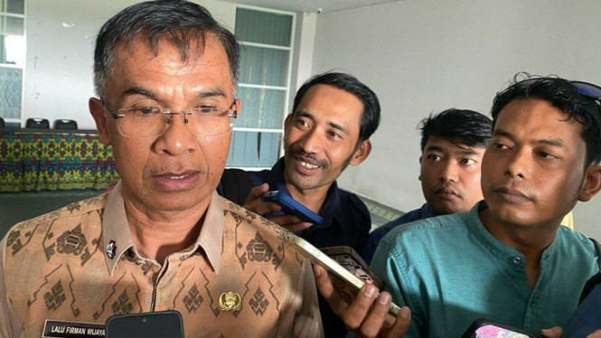 Sekda Lombok Tengah, Lalu Firman Wijaya memberikan