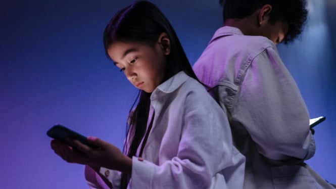 Ilustrasi Anak-anak saat bermain smartphone.
