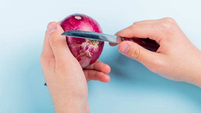 Kupas bawang merah tanpa bikin mata perih