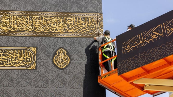 Kain kiswah Ka'bah diganti pada tanggal 1 Muharram 1447 H lalu.