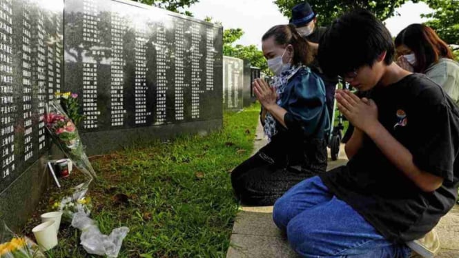 Warga Jepang mengirimkan doa kepada tentara yang gugur dalam perang.