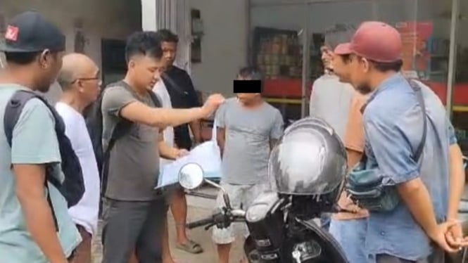 Petugas Satresnarkoba Polres Lombok Barat saat mengamankan