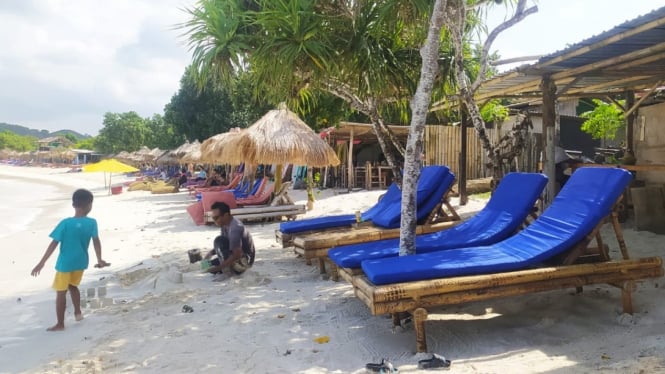 Deretan warung di pantai Tanjung Aan