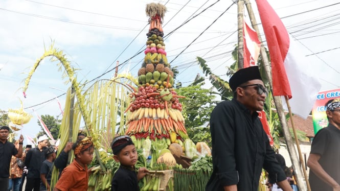 Tumpeng Hasil Pertanian Disuguhkan di Tradisi Takir Sewu