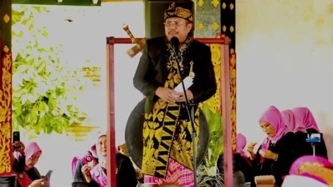 Warga dan budayawan Sasak mengikuti rangkaian adat