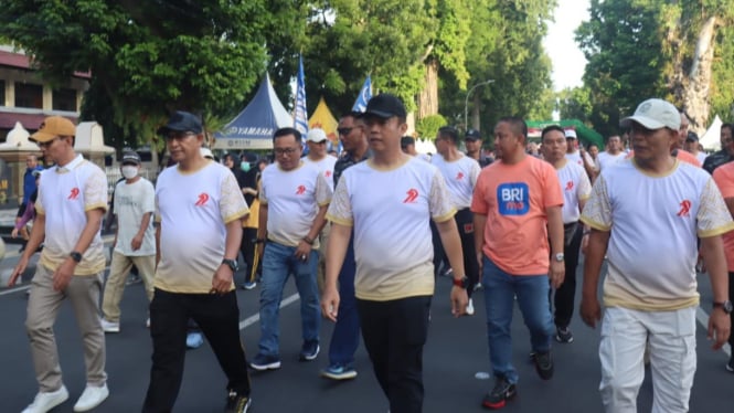 Kapolda NTB Bersama Masyarakat Jalan Sehat
