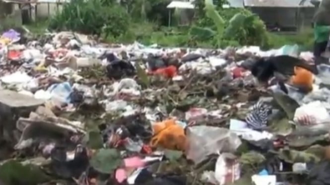 Kondisi Tumpukan sampah di sekitar TPS Kediri sebelum diangkut