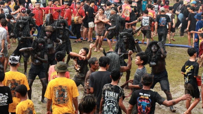 Ribuan Orang Ramaikan Ritual Adat Keboan Aliyan Banyuwangi