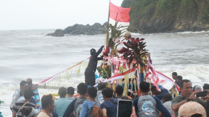 Petik Laut Lampon, Ritual Turun-temurun Ungkap Syukur Nelayan