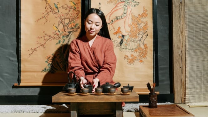Wanita jepang saat menyajikan teh.