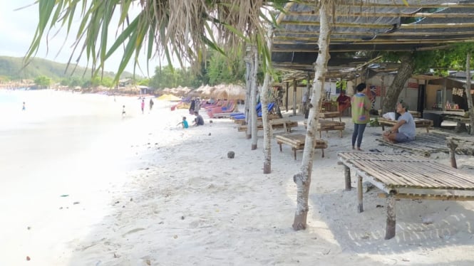 Warung pedagang di pantai Tanjung Aan