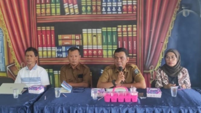 Kadis Dikbud Lobar M Hendrayadi bersama jajaran kepala sekolah