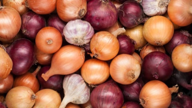 Jangan menyimpan bawang utuh di kulkas, karena akan cepat lembek